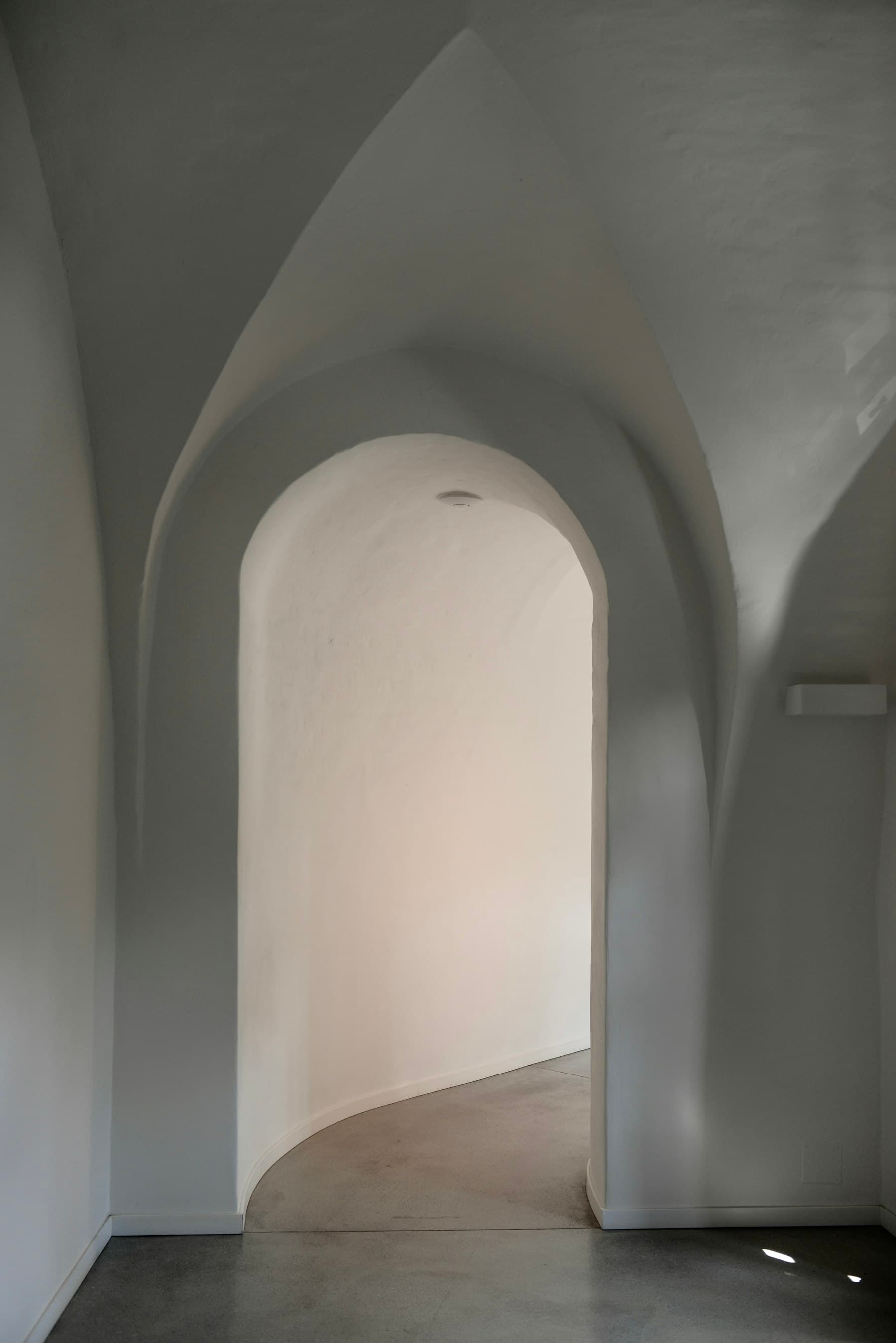 Paso abovedado de yeso liso con luz rasante