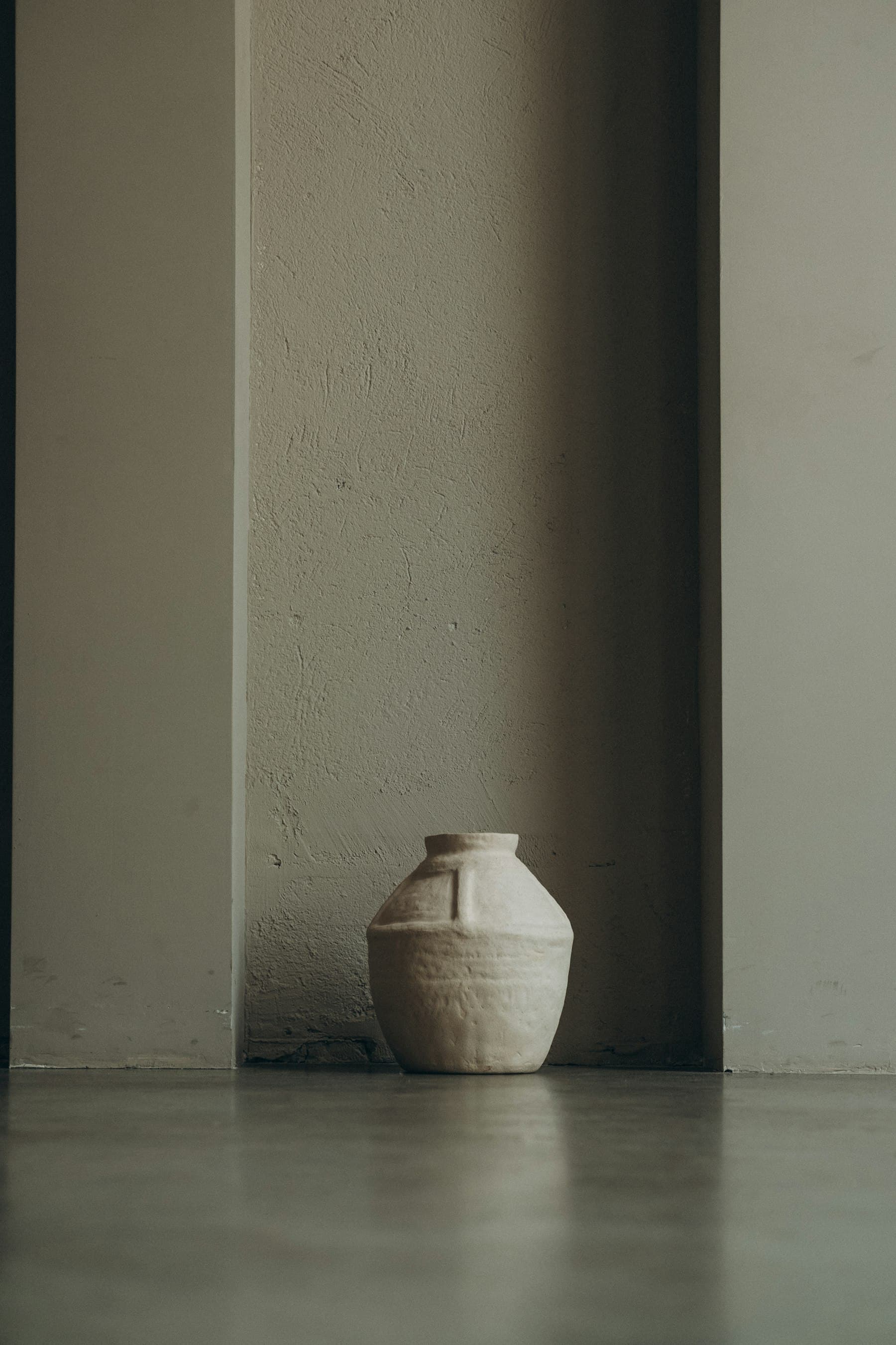 Vasija de barro sin esmaltar en una hornacina de microcemento